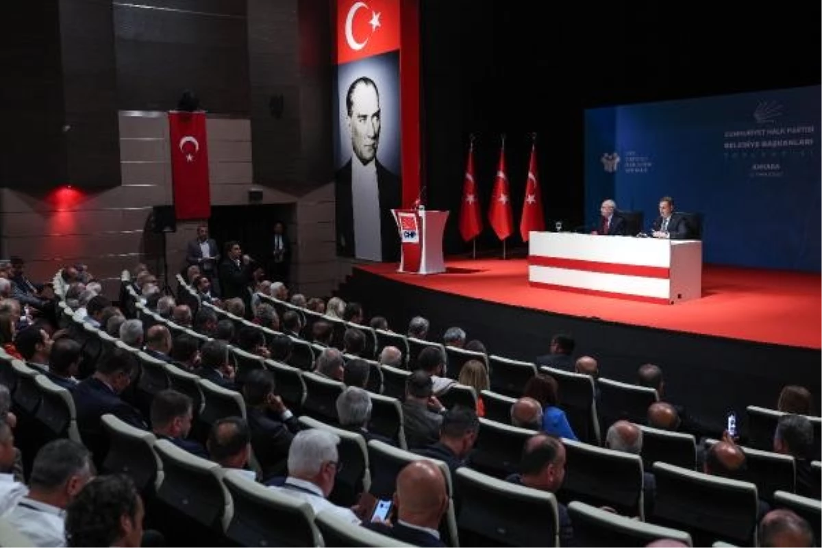 CHP Genel Başkanı Kemal Kılıçdaroğlu, CHP\'li belediye başkanlarıyla parti genel merkezinde bir araya geldi