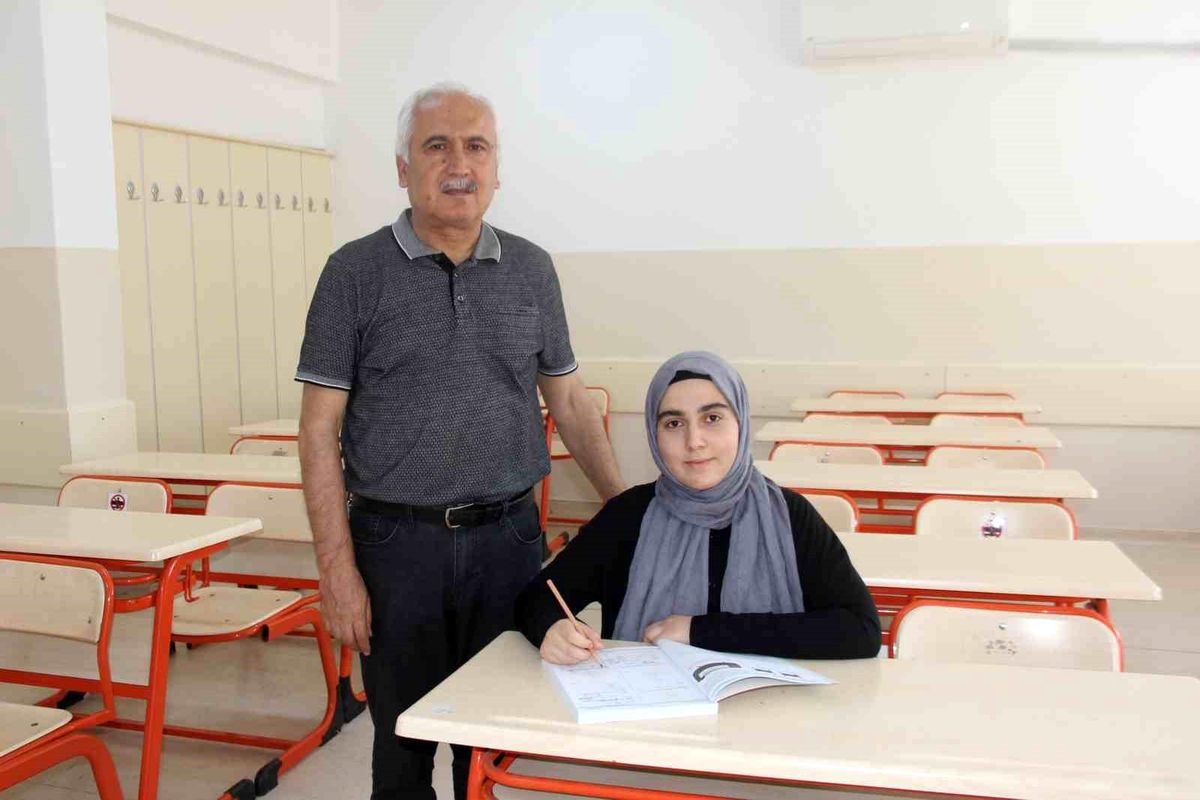 Depremde enkaz altında kalan öğrenci YKS\'de derece elde etti