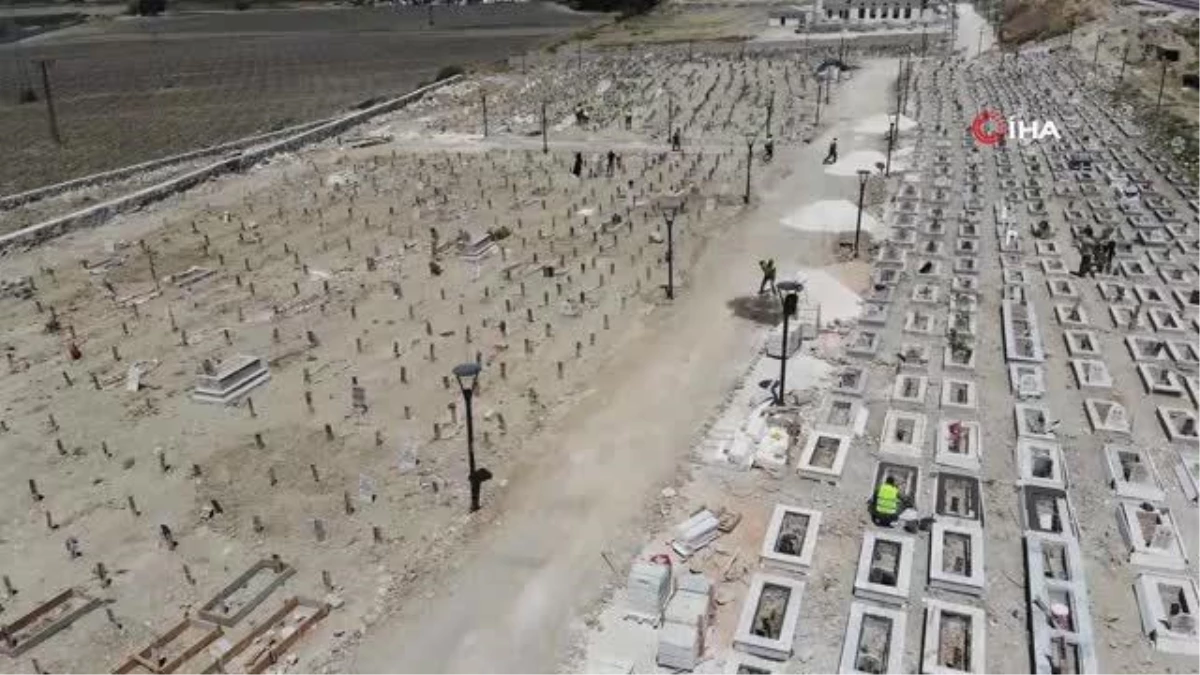 Deprem mezarlığındaki 100 kabirde kimlik belirleme çalışmaları sürüyor