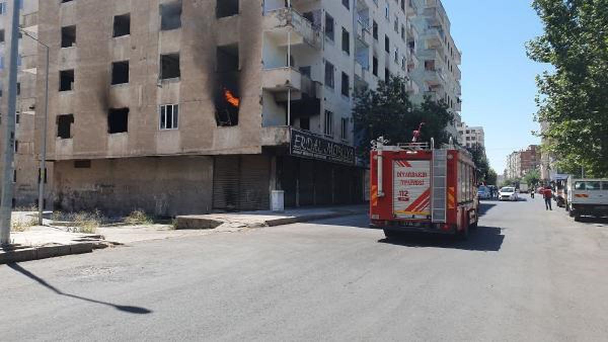 Diyarbakır\'da depremde hasar gören binada çıkan yangın söndürüldü