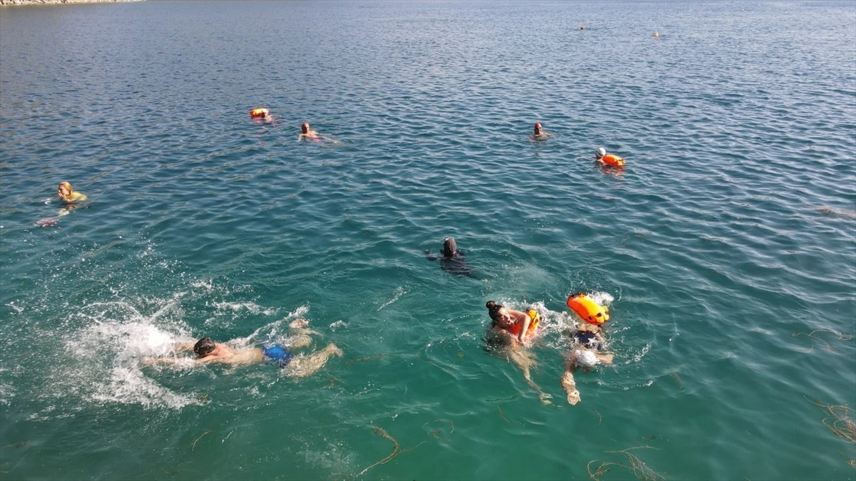 Yüzücüler Nemrut Krater Gölü\'nde yüzdü
