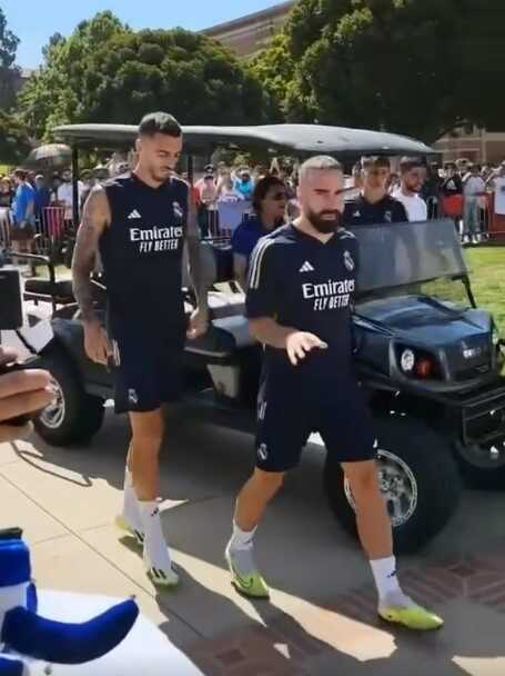 Dünyaca ünlü yıldızları umursamadılar bile! Arda Güler'i gören Real Madrid taraftarı çılgına döndü Dünyaca ünlü yıldızları umursamadılar bile! Arda Güler'i gören Real Madrid taraftarı çılgına döndü