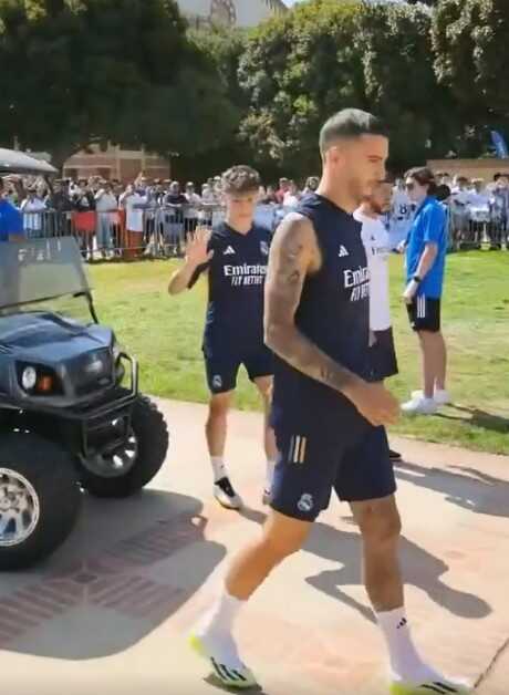 Dünyaca ünlü yıldızları umursamadılar bile! Arda Güler'i gören Real Madrid taraftarı çılgına döndü Dünyaca ünlü yıldızları umursamadılar bile! Arda Güler'i gören Real Madrid taraftarı çılgına döndü