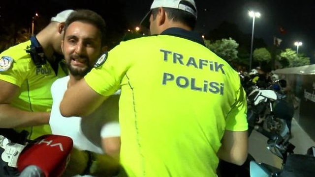 'Dur' ihtarına uymayan alkollü sürücü, motosikletini polis ekipleri ve yayaların üzerine sürdü 'Dur' ihtarına uymayan alkollü sürücü, motosikletini polis ekipleri ve yayaların üzerine sürdü
