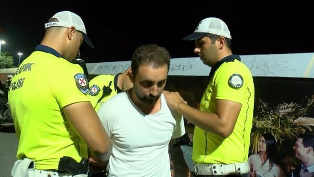 'Dur' ihtarına uymayan alkollü sürücü, motosikletini polis ekipleri ve yayaların üzerine sürdü 'Dur' ihtarına uymayan alkollü sürücü, motosikletini polis ekipleri ve yayaların üzerine sürdü