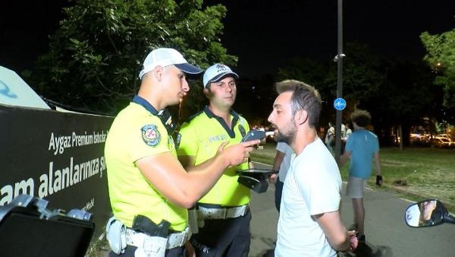 'Dur' ihtarına uymayan alkollü sürücü, motosikletini polis ekipleri ve yayaların üzerine sürdü 'Dur' ihtarına uymayan alkollü sürücü, motosikletini polis ekipleri ve yayaların üzerine sürdü