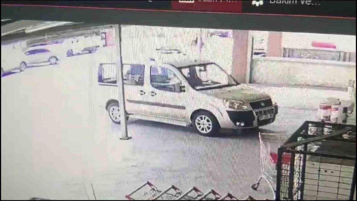 Düzce\'de motosikletle kamyonetin çarpışması sonucu 1 kişi öldü, 2 çocuk yaralandı