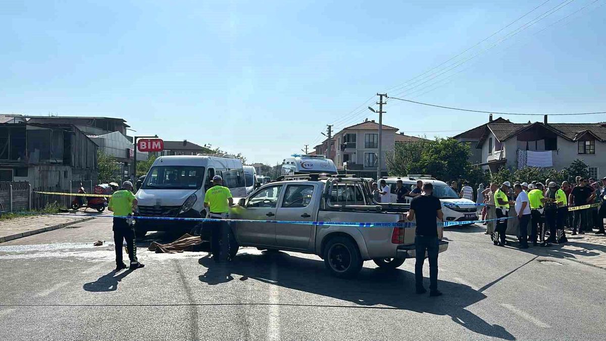 Düzce\'de Minibüs, Kamyonet ve Motosikletin Karıştığı Kazada 1 Kişi Öldü, 2 Çocuk Yaralandı