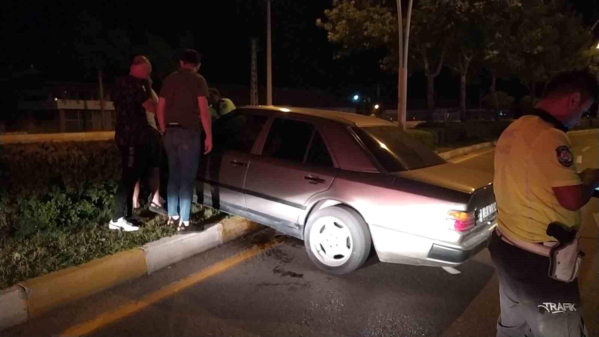 Çorum\'da el freni çekilmeyen otomobil orta refüje çıkarak durabildi