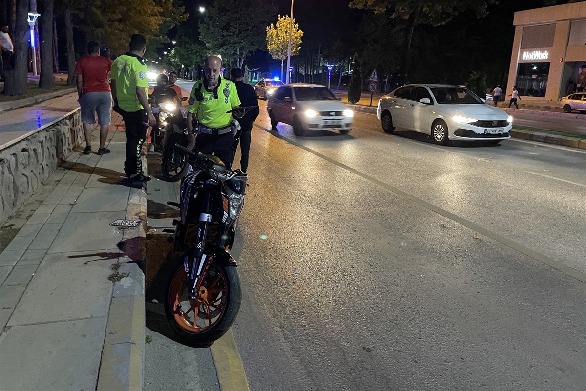 Elazığ\'da motosikletin otomobile çarpması sonucu 1 kişi yaralandı