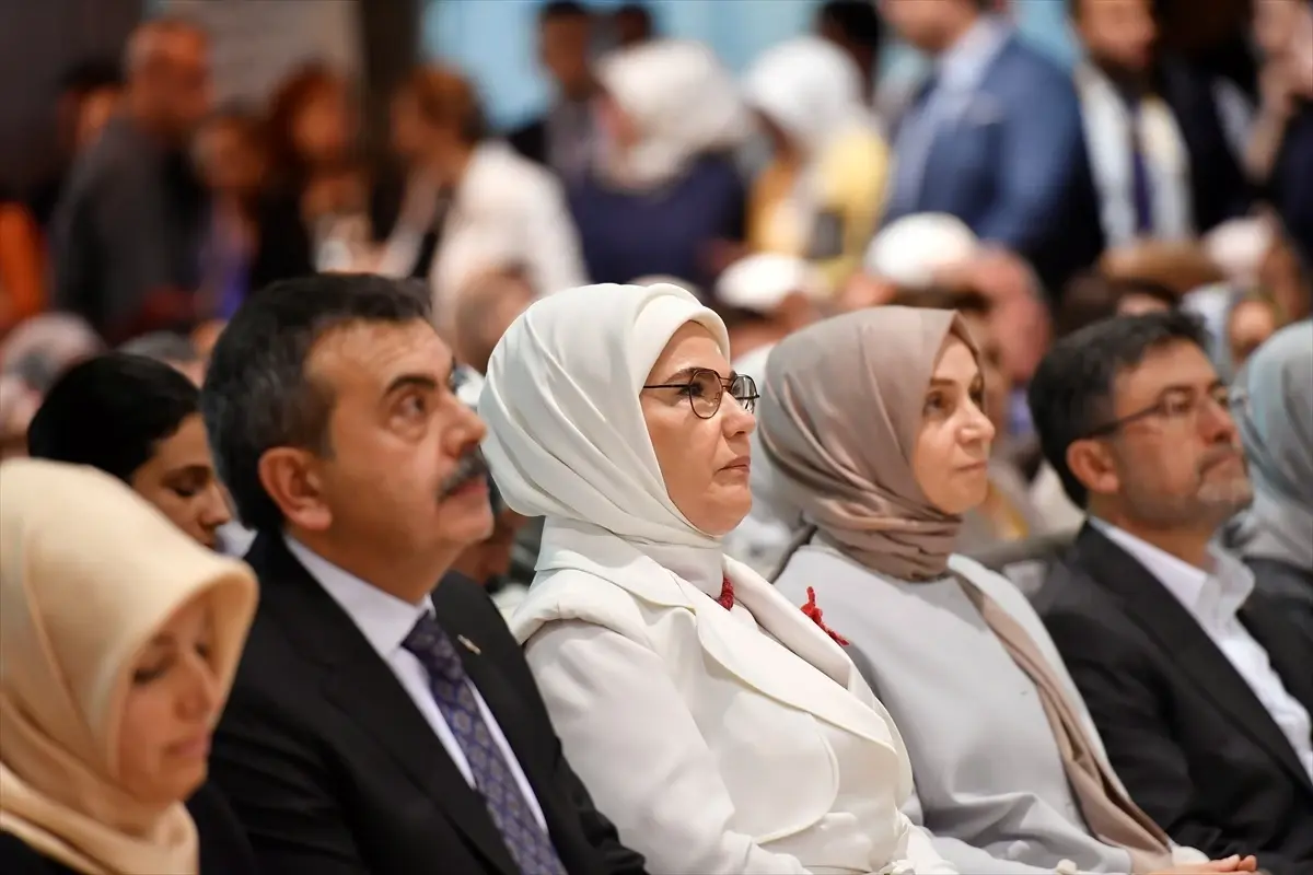 Emine Erdoğan\'dan depremzedeler için açılan "Hayır Çarşısı"na destek ziyareti Açıklaması