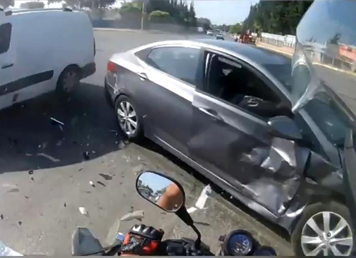 Antalya\'da Motosiklet Sürücüsü Kaza Anında Kurtuldu