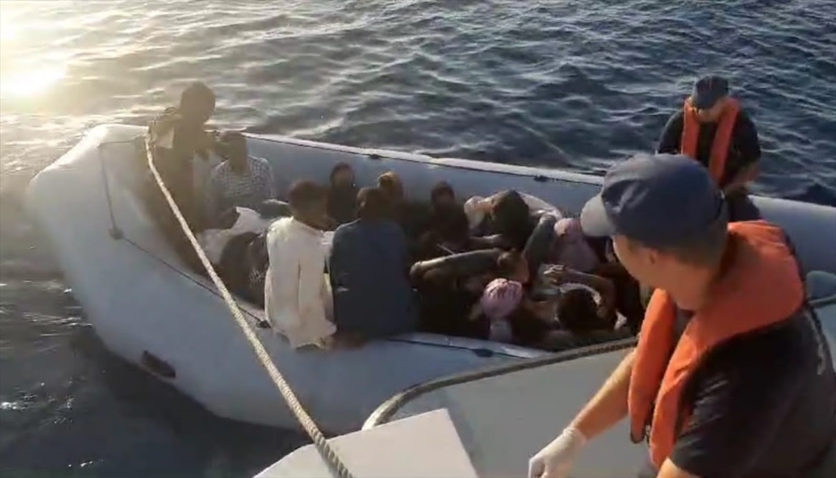 Foça Açıklarında Yakalanan 19 Düzensiz Göçmen Karaya Çıkarıldı