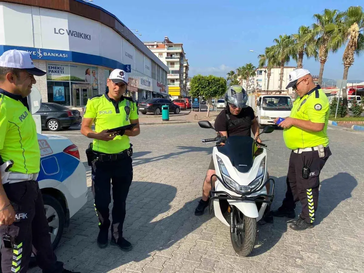 Gazipaşa\'da Motosiklet Sürücülerine Kask Uygulaması