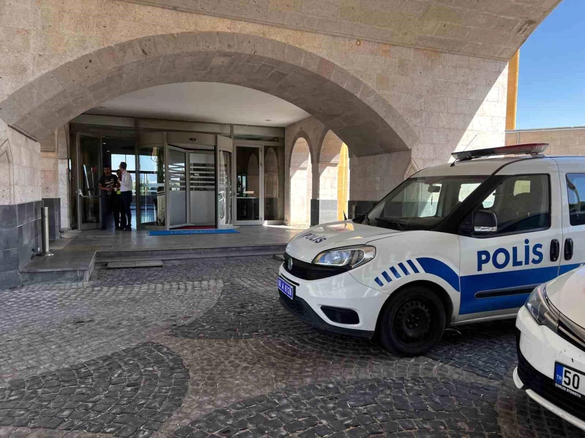 Nevşehir\'de Bir Şahıs, Boşanma Aşamasında Olduğu Eşini ve Kızını Otelin Havuzunda Bıçaklayarak Öldürdü