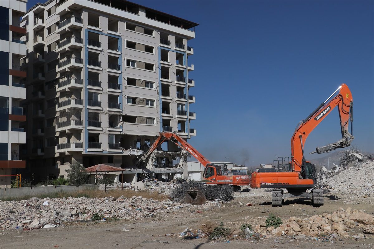 Hatay\'da ağır hasarlı bina kontrollü şekilde yıkıldı