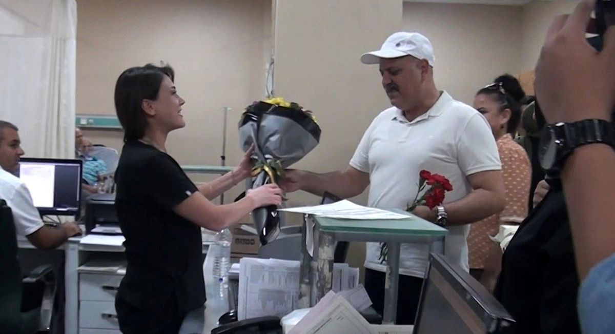 Şanlıurfa\'da Beyin Kanaması Geçiren Hastaya Hızlı Müdahale Yapan Doktor Ziyaret Edildi