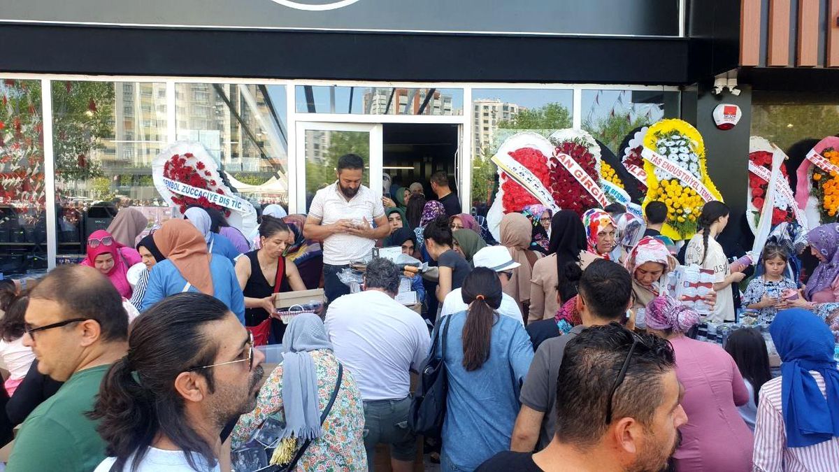 Kayseri\'de Mağaza İndirimi İzdihama Sebep Oldu