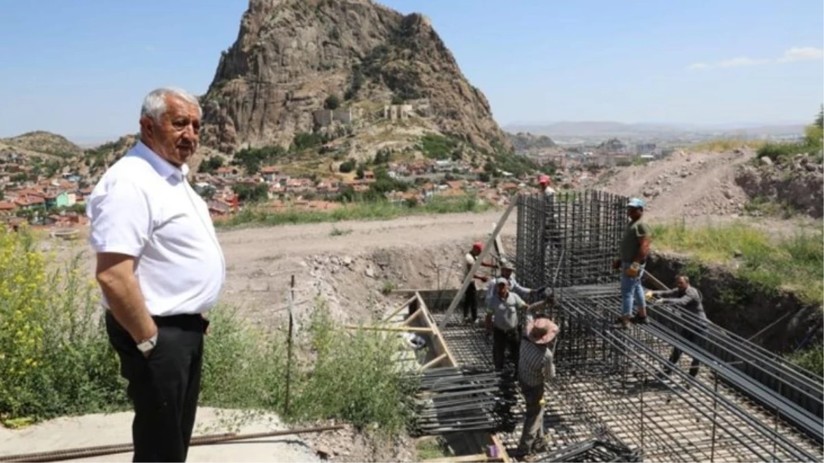 Güneşin altında çalışan işçilerle eli cebinde fotoğraf çektirdi! O belediyenin başkanı, bakın bir de hangi notu düştü