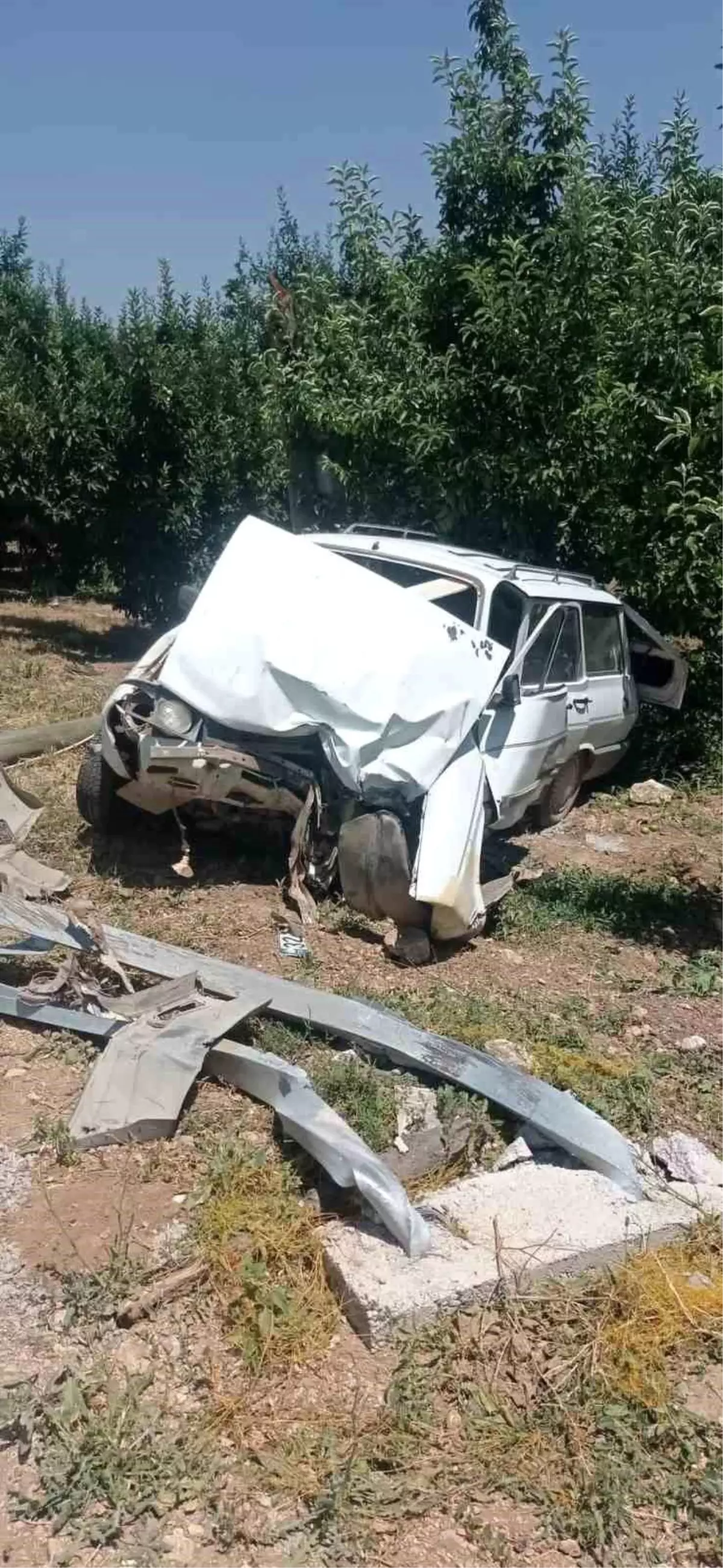 Isparta\'da Kontrolden Çıkan Otomobil Elektrik Direğine Çarptı: 1 Yaralı