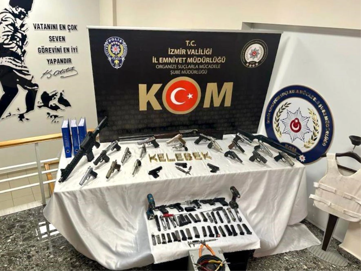 İzmir\'de \'Kelebek Operasyonu\'nda 17 şüpheli yakalandı