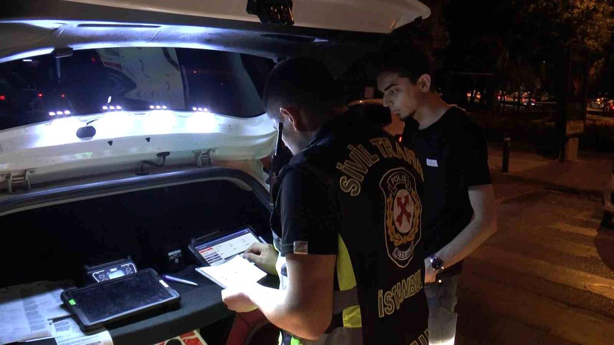 Kadıköy\'de Yüksek Sesli Egzoz ve Alkollü Araç Denetimi