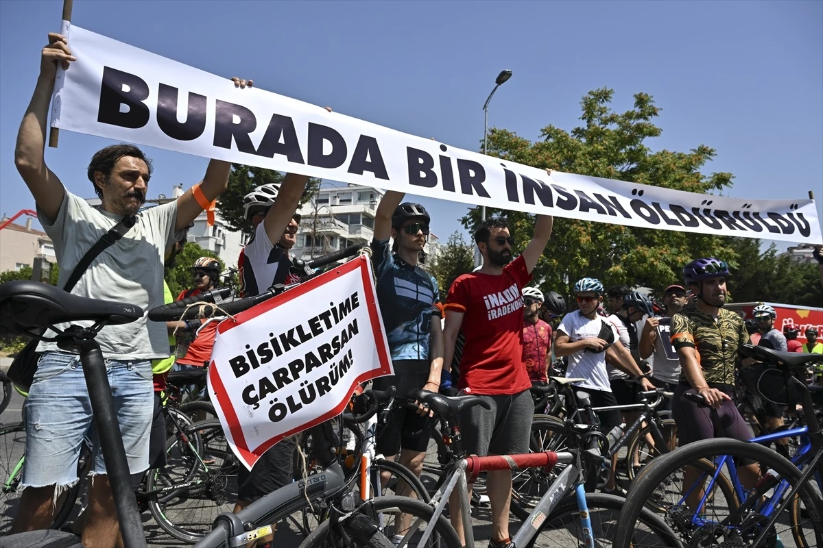 Kadıköy\'de Bisiklet Sürücüsü İçin Anma Etkinliği Düzenlendi