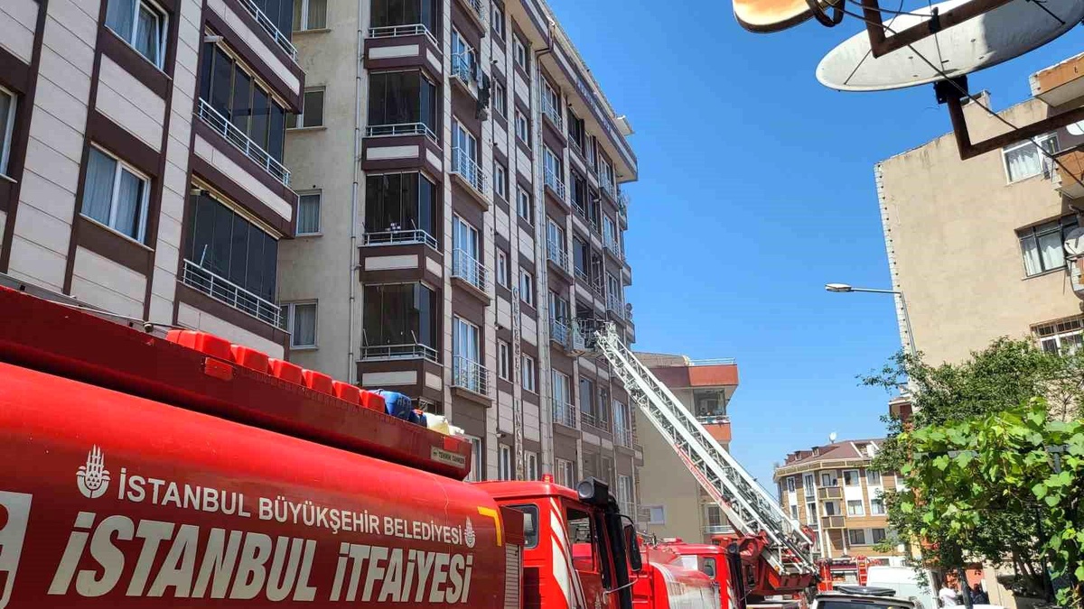 Kağıthane\'de Buzdolabı Prizinden Çıkan Yangın Sonucu 7 Kişi Dumandan Etkilendi