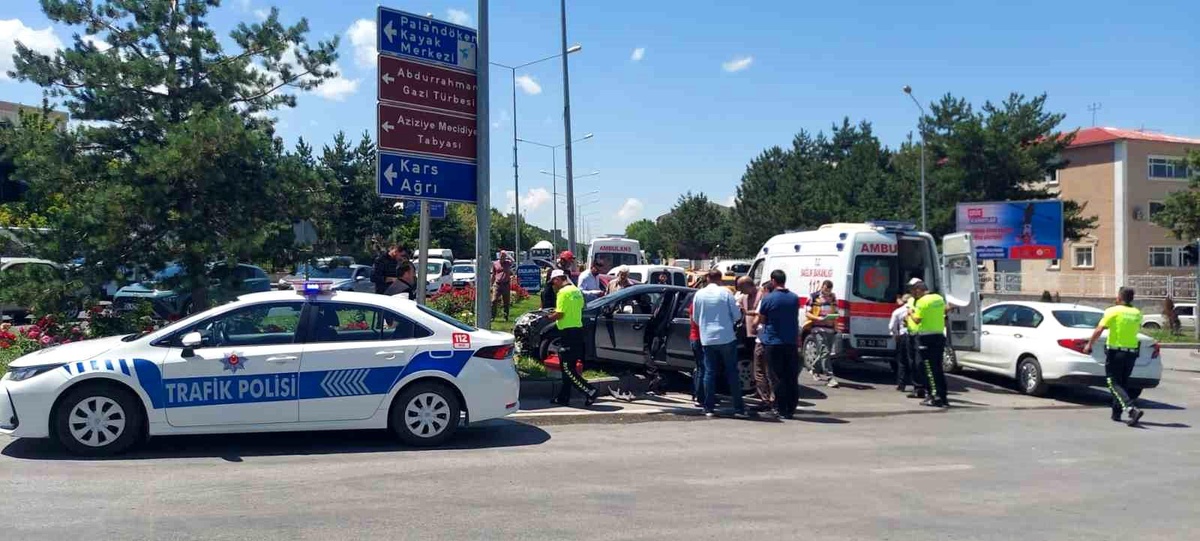 Erzurum\'da Kavşakta Kafa Kafaya Çarpışan Otomobillerde 6 Kişi Yaralandı