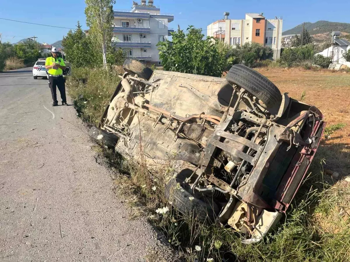 Antalya\'da kaza yapan sürücü aracını olay yerinde bırakıp kaçtı