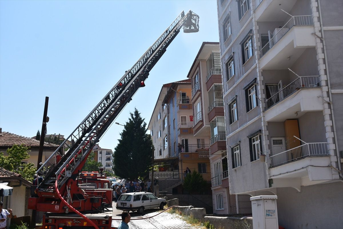 Kırıkkale\'de bir apartmanda çıkan yangında anne ve 3 çocuğu dumandan etkilendi