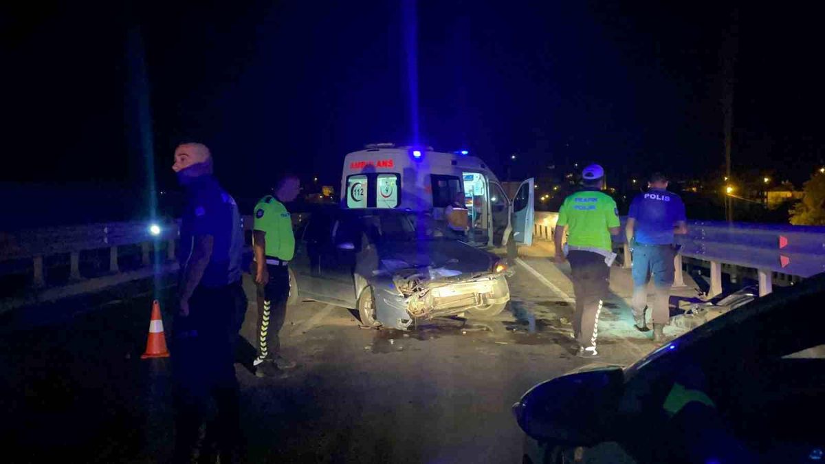 Antalya\'da Otomobil Bariyere Çarptı: Sürücü Yaralandı