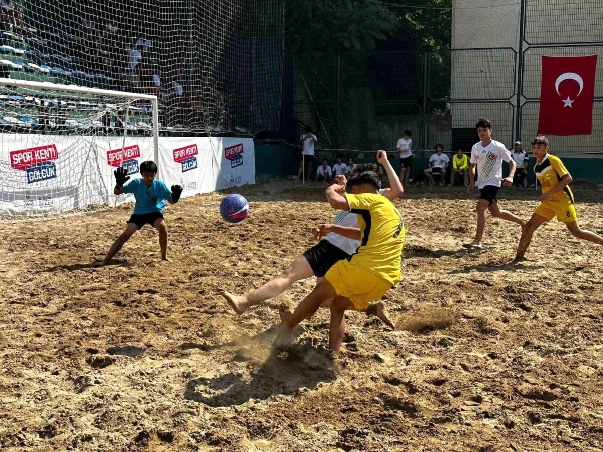 Gölcük Belediyesi tarafından düzenlenen Kum Futbol Turnuvası başladı