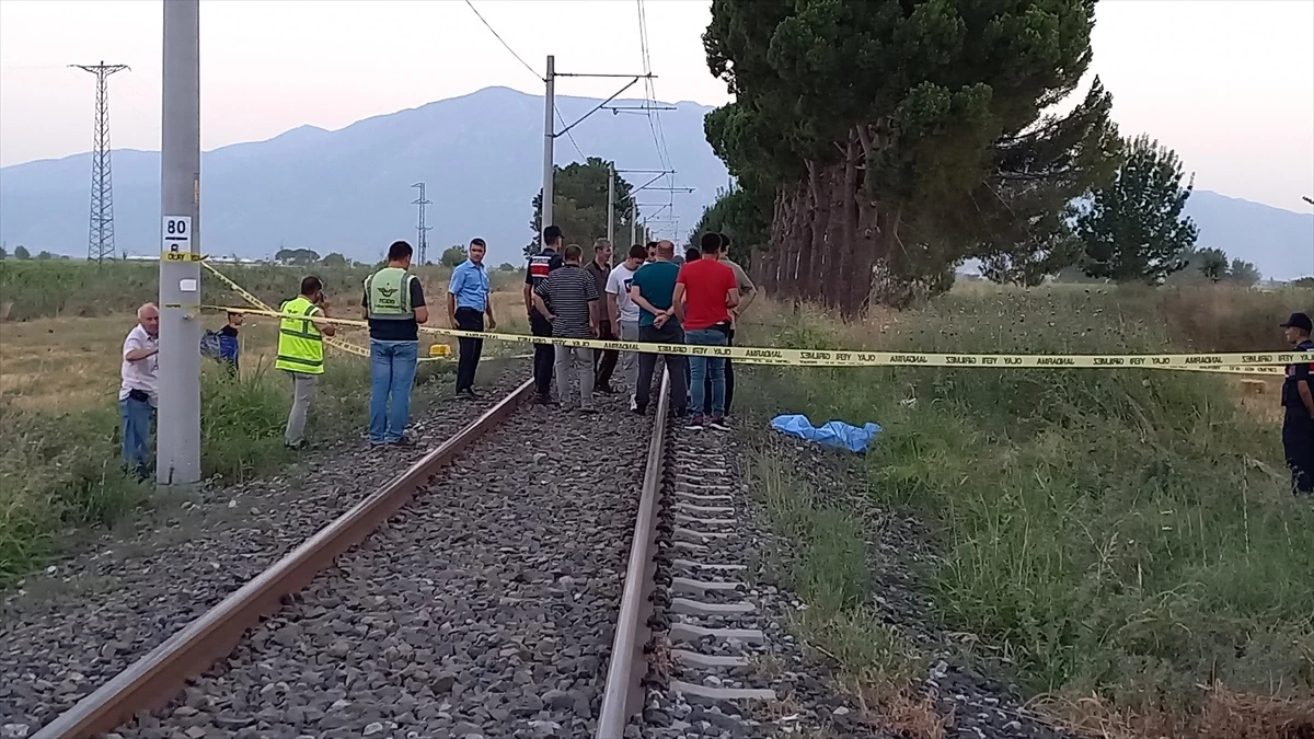 Manisa\'da tren kazası: Bir kadın hayatını kaybetti
