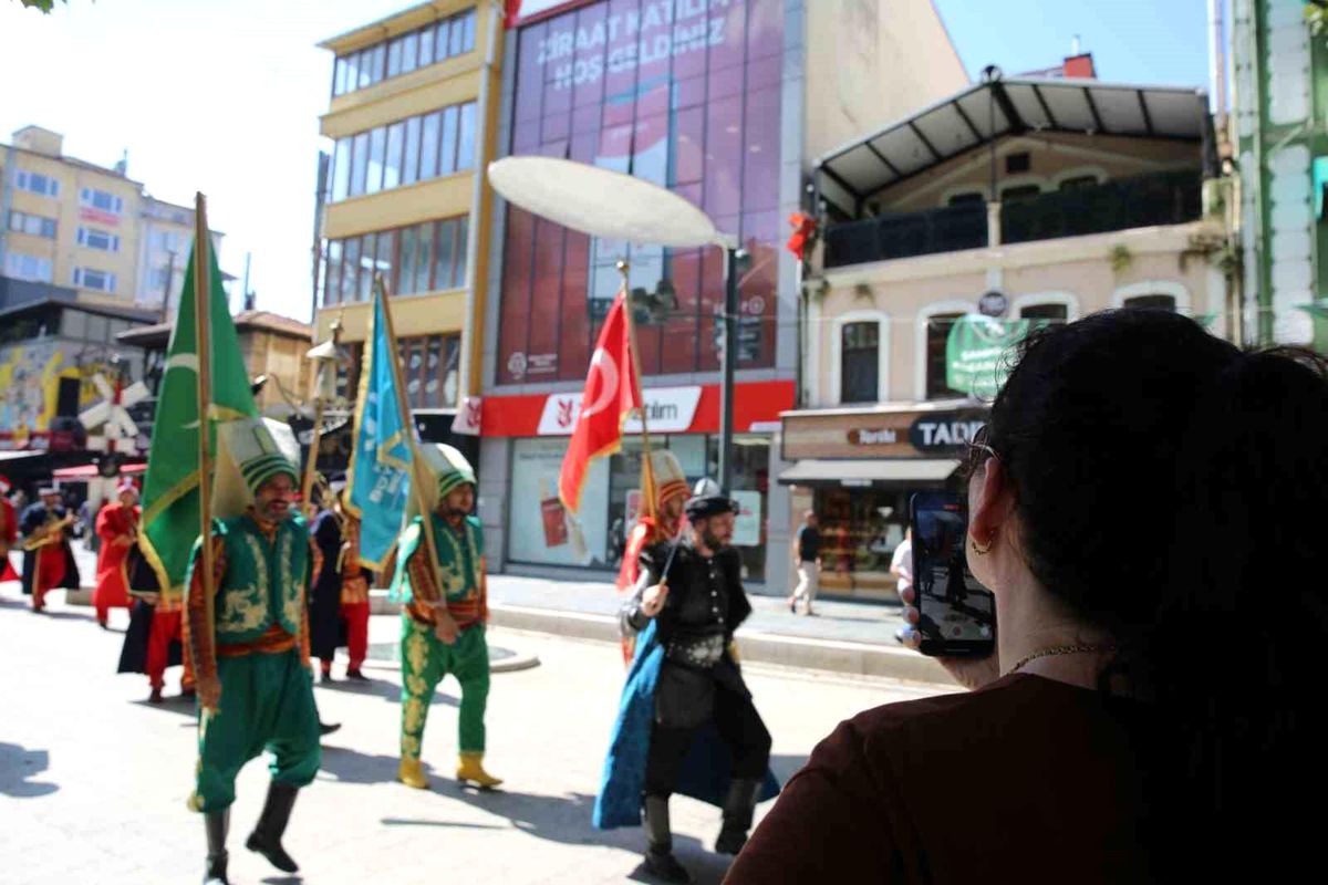 Kocaeli Büyükşehir Belediyesi Mehter Takımı İzmit\'te Yürüyüş Düzenledi