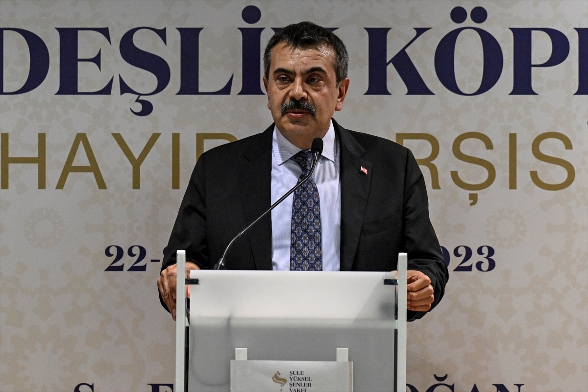 Milli Eğitim Bakanı Yusuf Tekin, İstanbul\'da açılan hayır çarşısını ziyaret etti