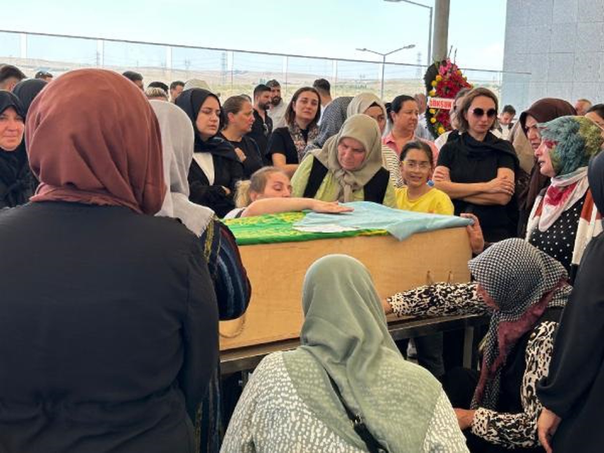 Ankara\'da servis minibüsünün altında kalan 4 yaşındaki Zeynep Ela Bülbül son yolculuğuna uğurlandı