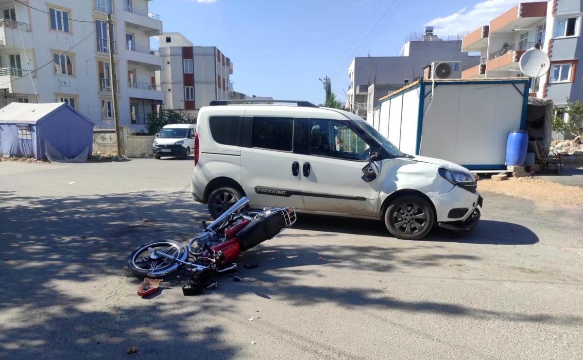 Adıyaman\'da Motosiklet ile Hafif Ticari Araç Çarpıştı: 2 Yaralı