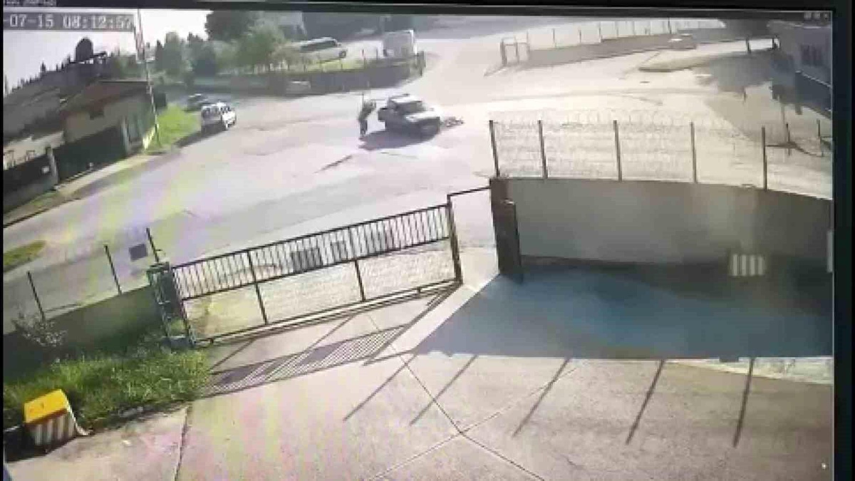 Düzce\'de Motosiklet ile Kamyonetin Çarpıştığı Kazada Sürücü Ağır Yaralandı