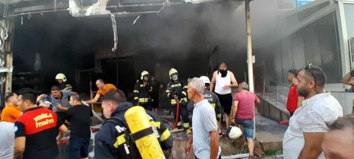 Muğla\'da çıkan yangında 3 iş yeri zarar gördü, 10 kişi hastaneye kaldırıldı
