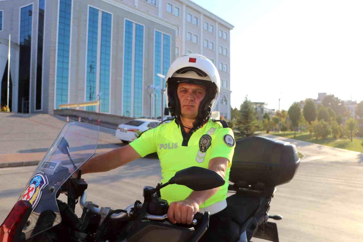 Samsun\'da Trafik Polisi Motosiklet Sürücüsüne Öğüt Verdi