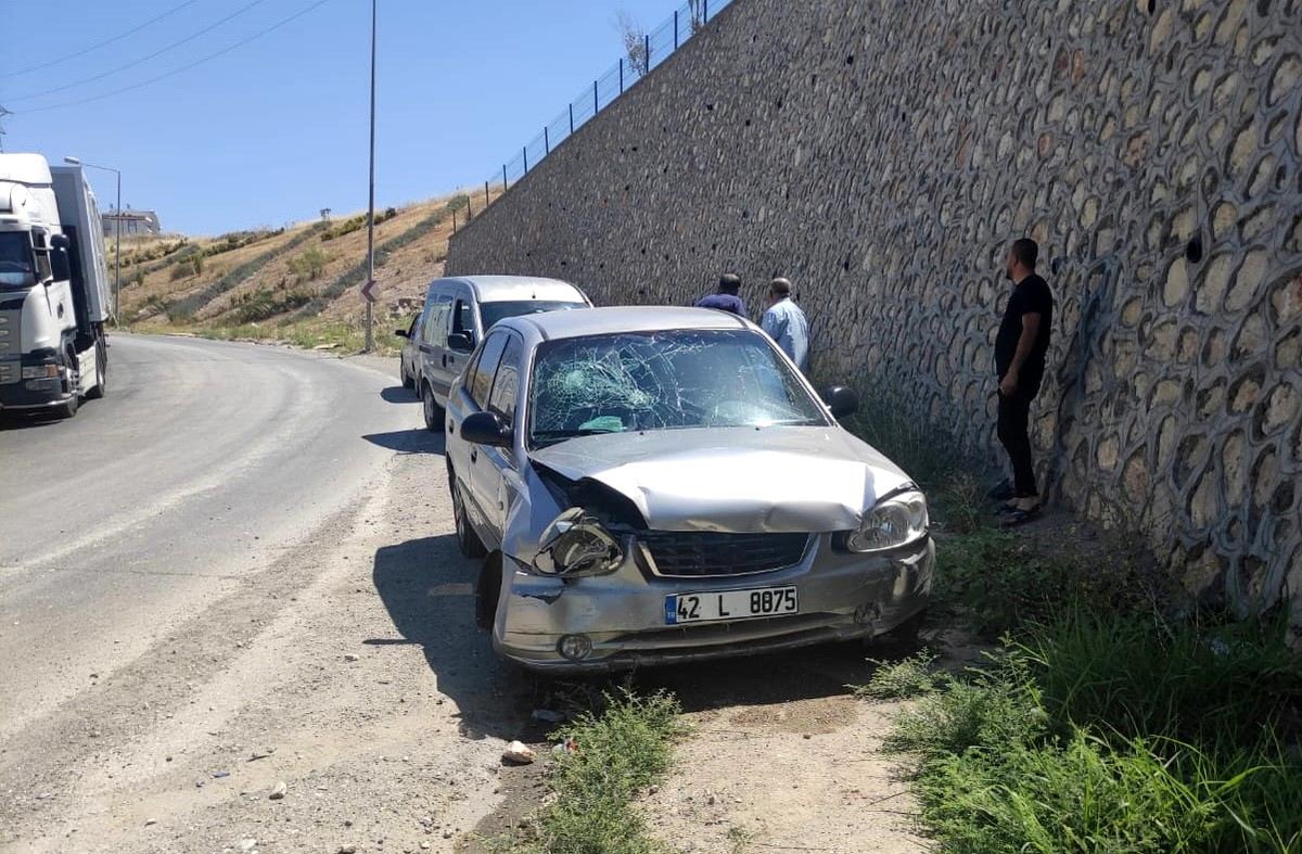 Adıyaman\'da otomobil istinat duvarına çarptı: 3 yaralı