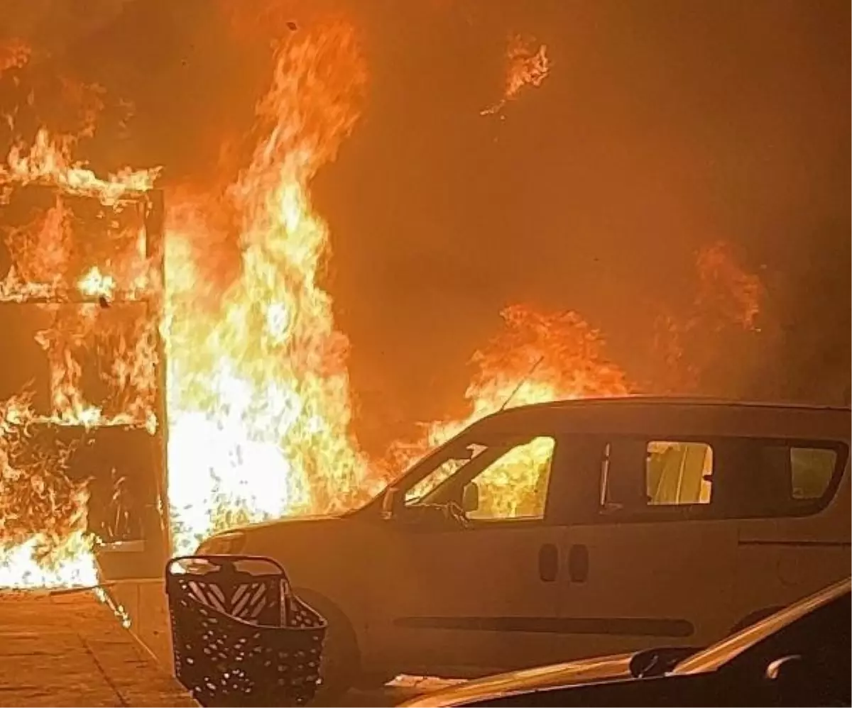 Bodrum\'da park halindeki otomobilde çıkan yangın 2 araca ve marketin deposuna sıçradı