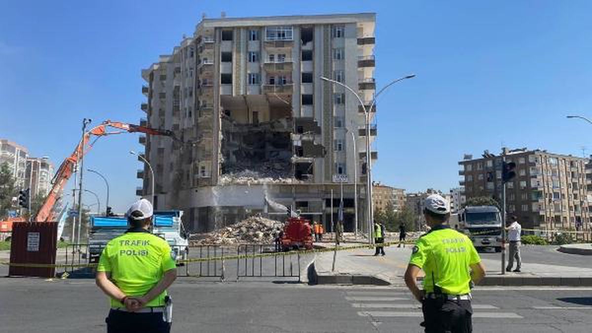 Kahramanmaraş\'ta Türk Bayrağı, Apartmanın Yıkımını Durdurdu
