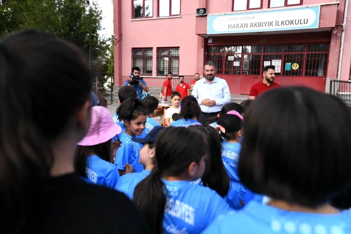 Pursaklar Belediyesi, öğrencilere spor malzemesi dağıtıyor