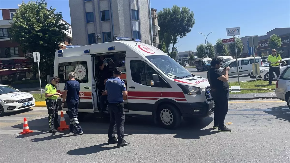 Sakarya\'da Otomobil Çarpışması: 3 Kişi Yaralandı