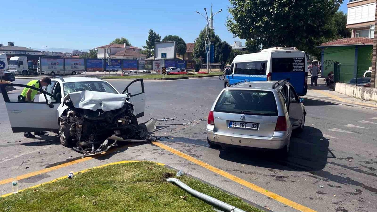 Adapazarı\'nda Kavşakta Trafik Kazası: 3 Yaralı