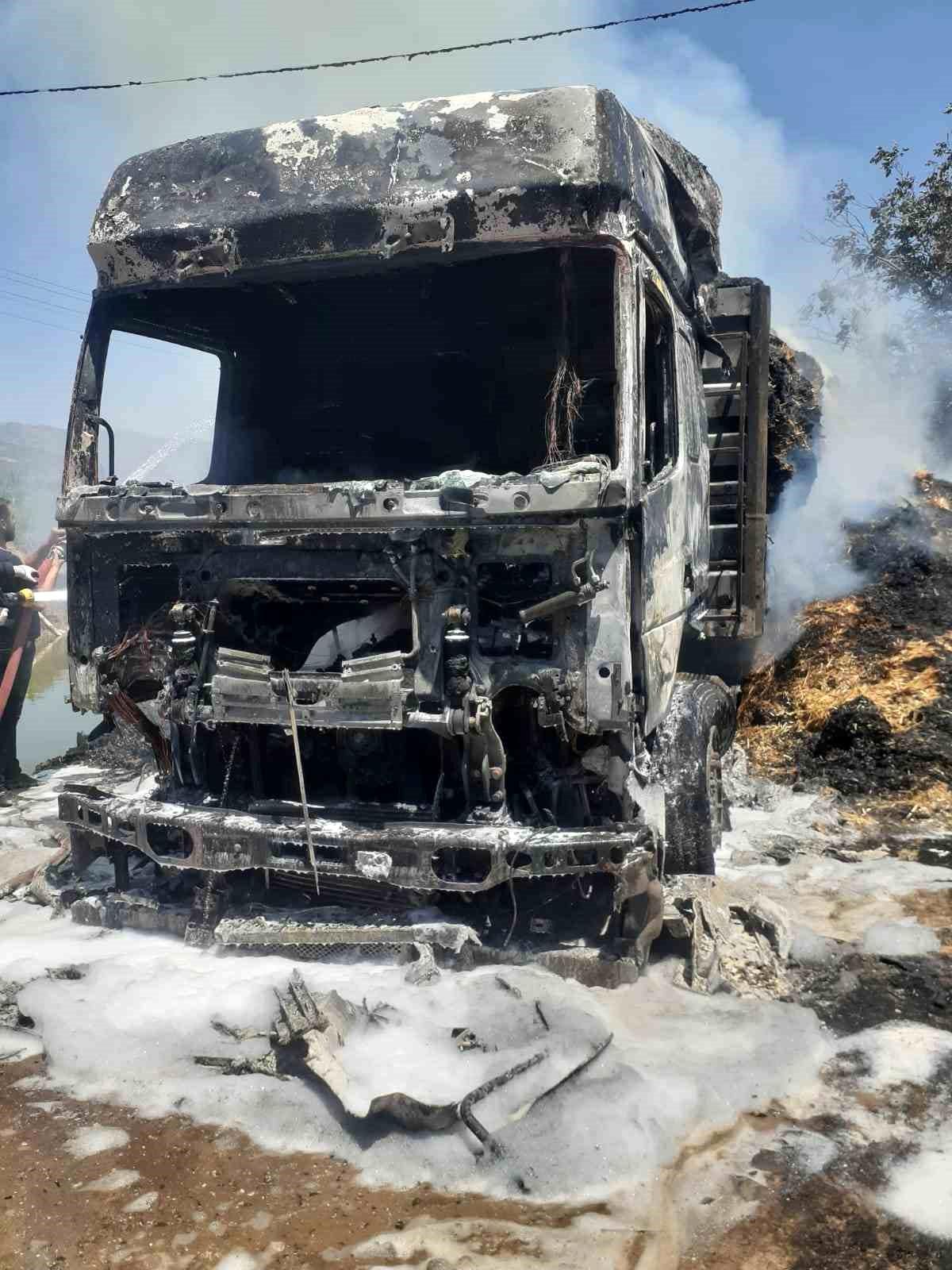 Aydın\'da saman yüklü tır küle döndü
