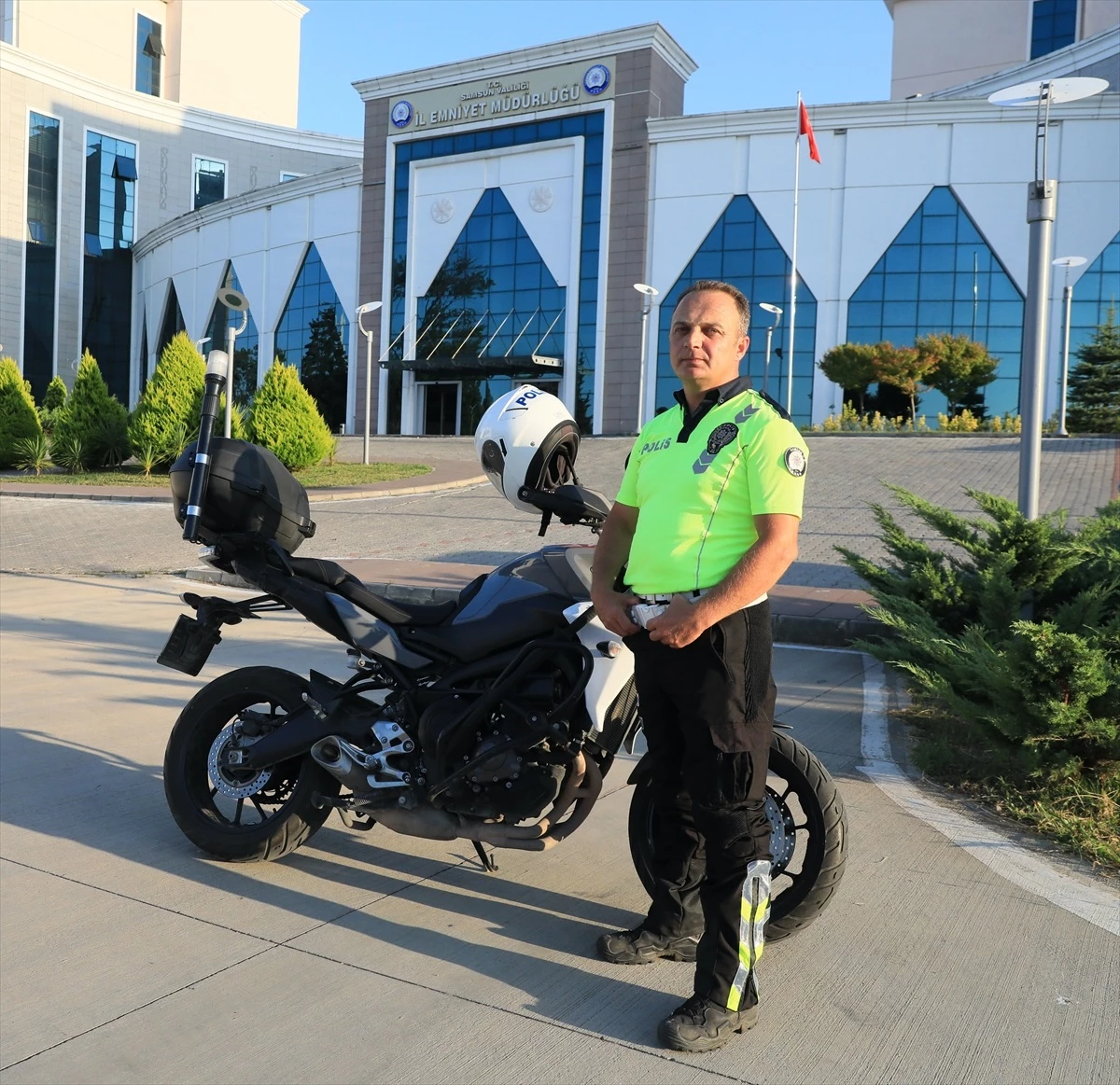 Samsun\'da hız yapan motosikletli gence trafik polisinin uyarısı