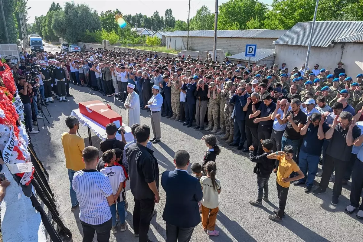 Pençe-Kilit Harekatı Şehidi Enes Kırmızıkoç Son Yolculuğuna Uğurlandı